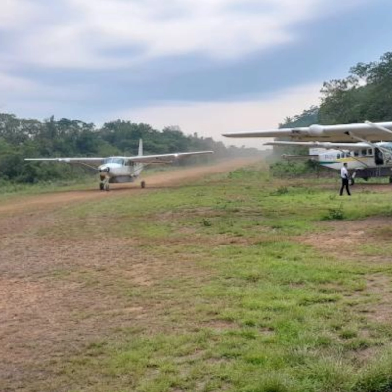 Aeronaves pousando na pista da Triple Borders Lodge, na Amazônia