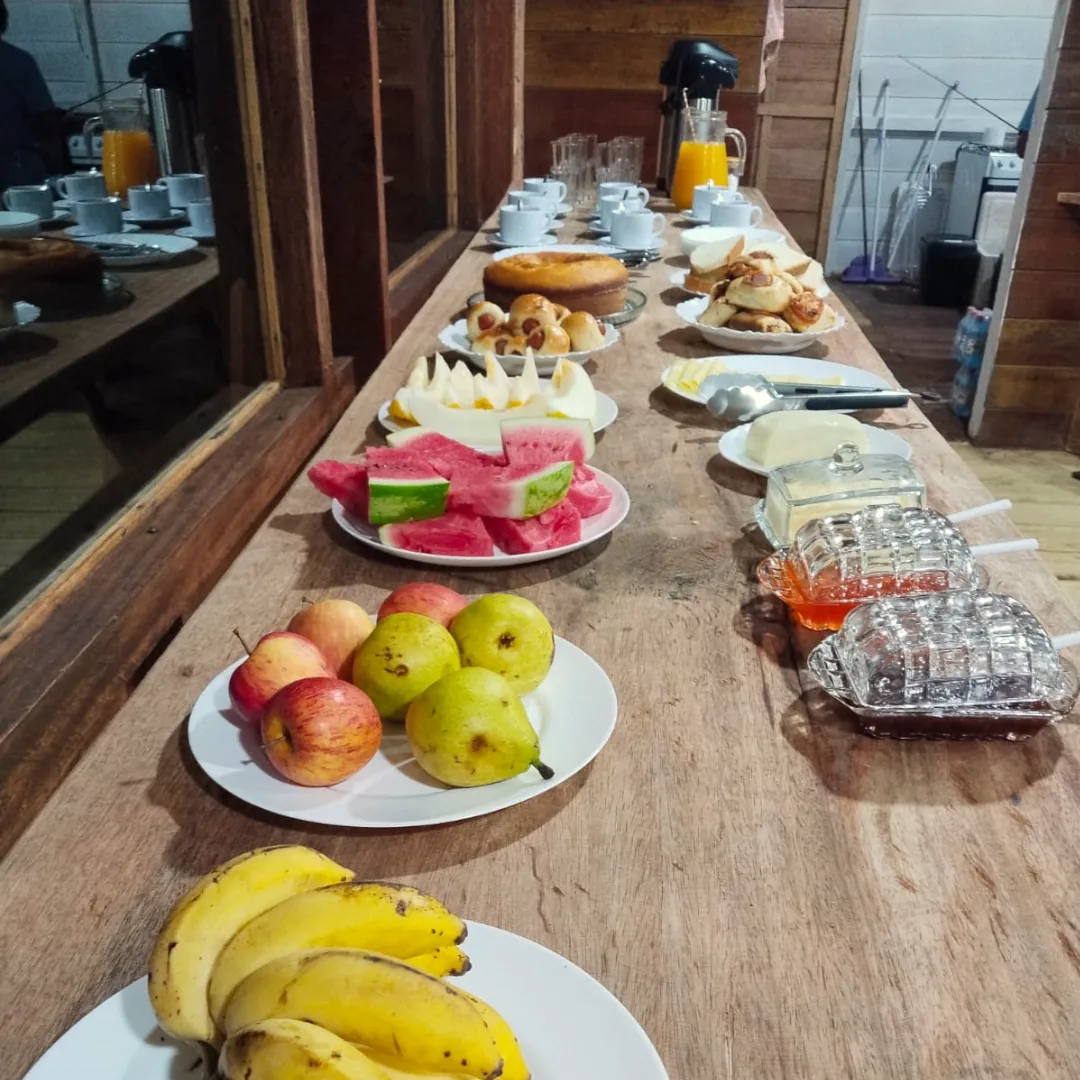 Mesa de café da manhã no restaurante da pousada